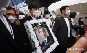 首尔市长出殡时 举报他性骚扰的女秘书突然发声