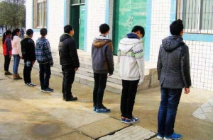 学生忘戴红领巾被停课，家长去理论被移出群聊，网友的评论亮了