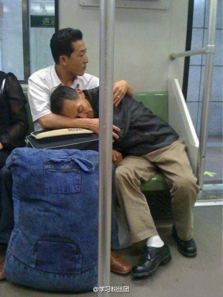见过搂着睡觉的父亲吗 ？！转！