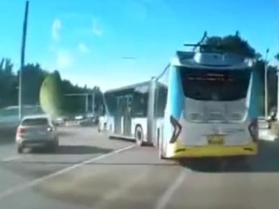 北京公交与宝马斗气别车 驾驶员被暂停工作